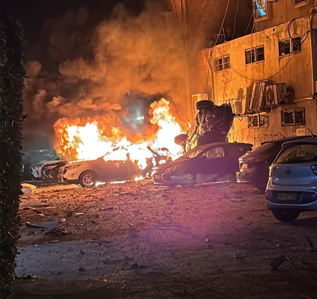 שלוש אזעקות תוך דקות: פיצוצים עזים בגוש דן והסביבה; דיווחים אודות מספר מוקדי...