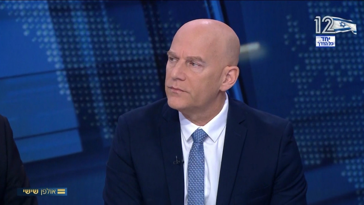 שוטר במשטרת ישראל מסית נגד גיא פלג - חברת החדשות בפנייה בהולה למפכ