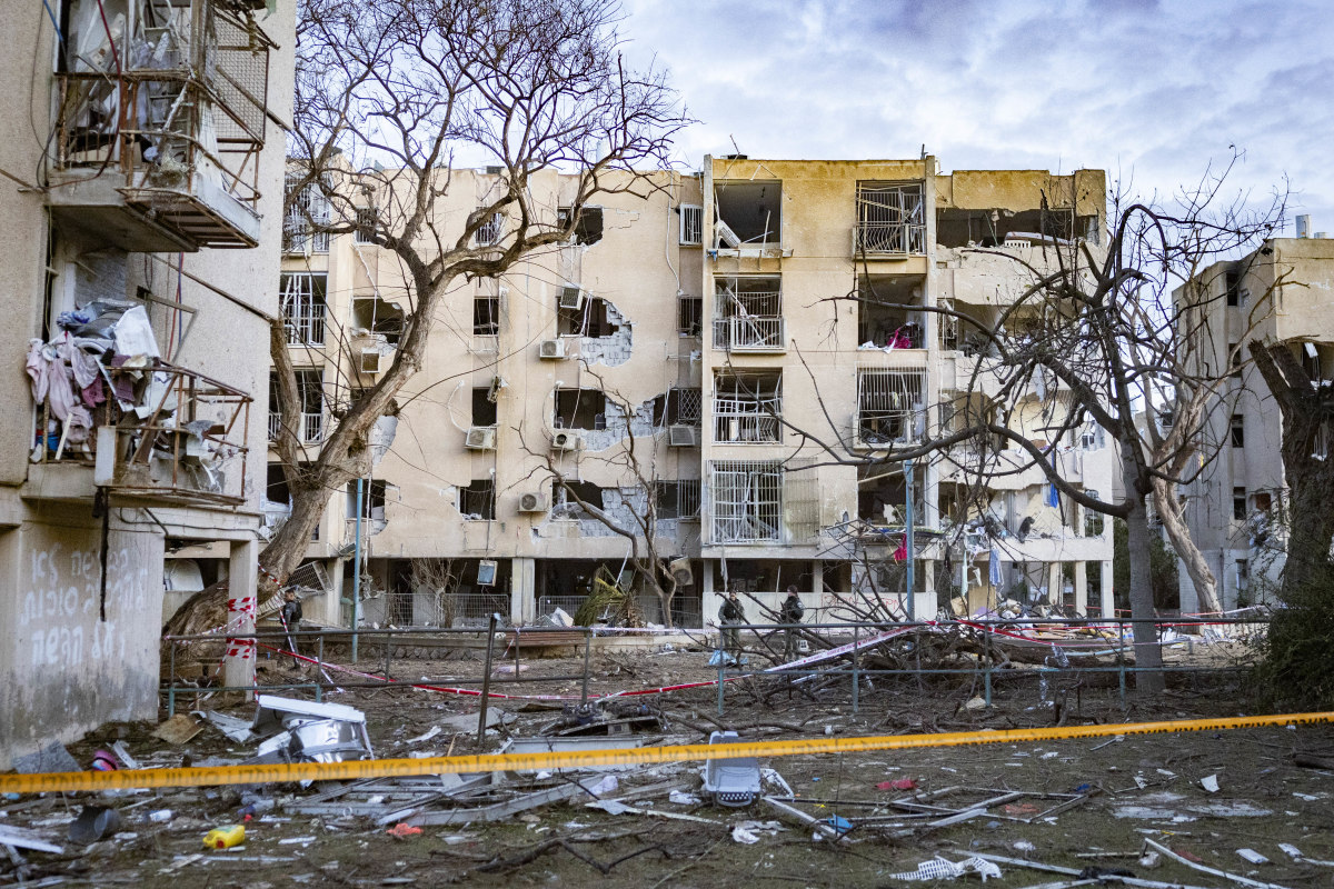 נזקי הטילים בערד ובדימונה: מאות מפונים ובניינים שנהרסו