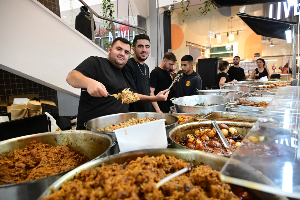 חמץ, מתוקים ונקניקים: שוק האוכל ששימח את תל אביב באמצע מלחמה