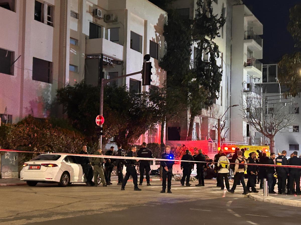 כ-11 זירות נפילה בגוש דן ובנגב; הרוג מפגיעה של טיל מתפזר בת”א