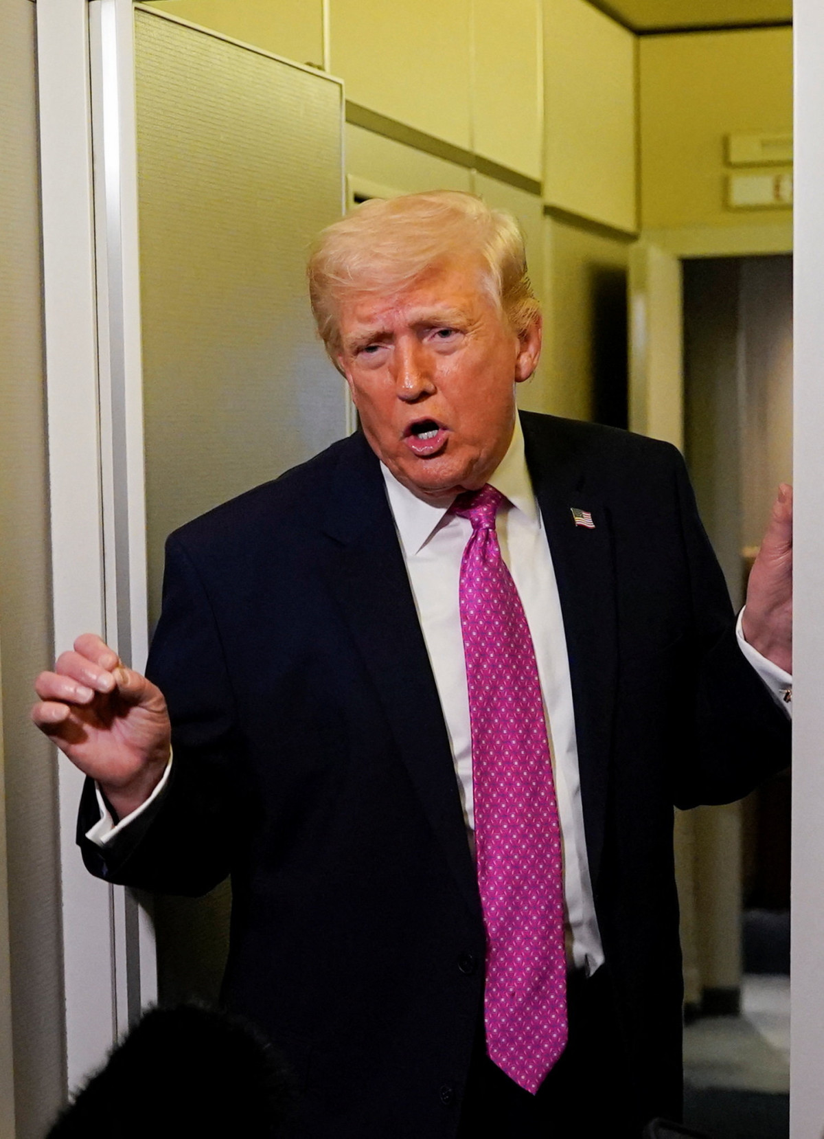 טראמפ בריאיון: פגיעה בשיט במצר הורמוז תוביל ל”סוף איראן – לא תשמעו את שמה”