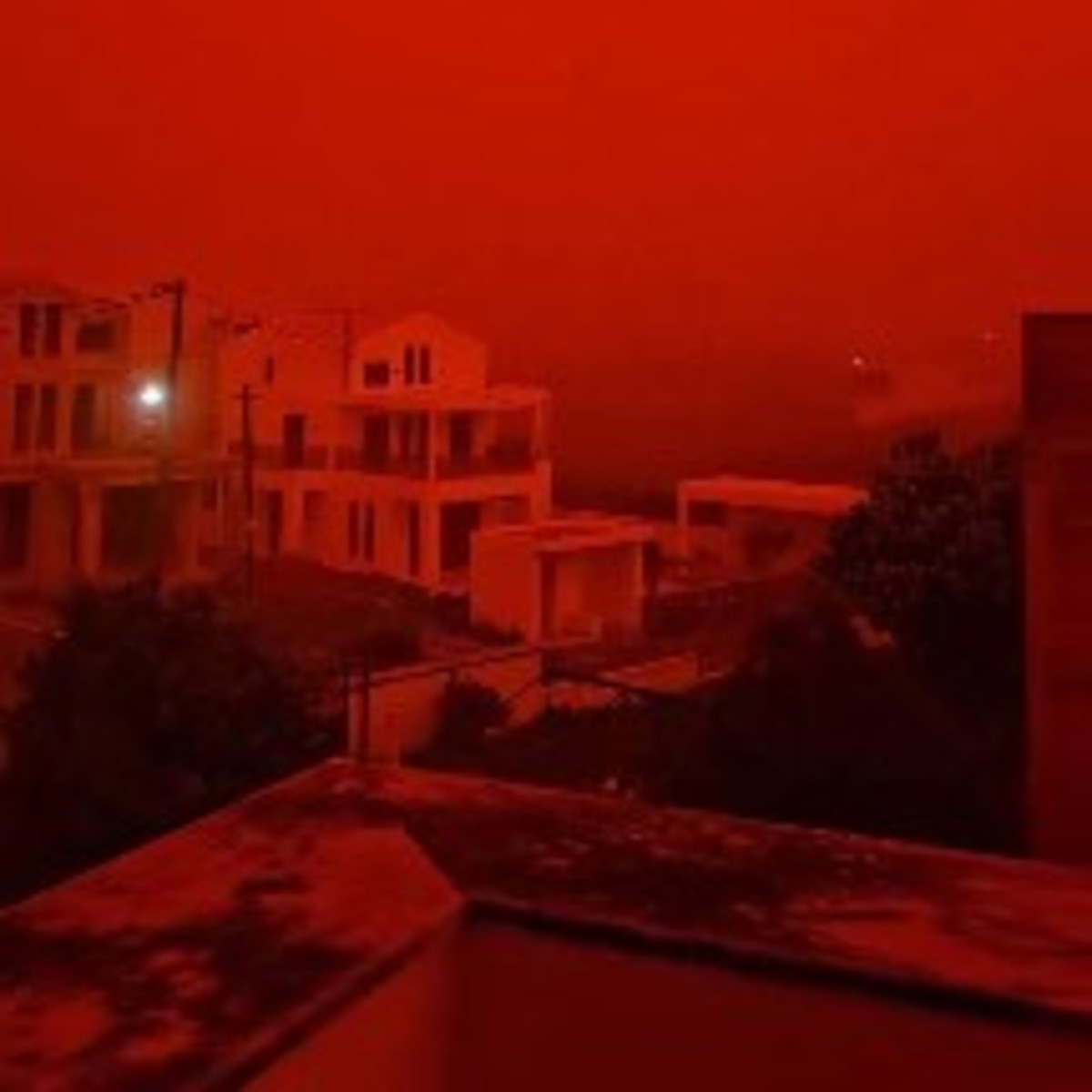 השכנים מכסים את העיניים: יוון התכסתה בענן אבק מאפריקה