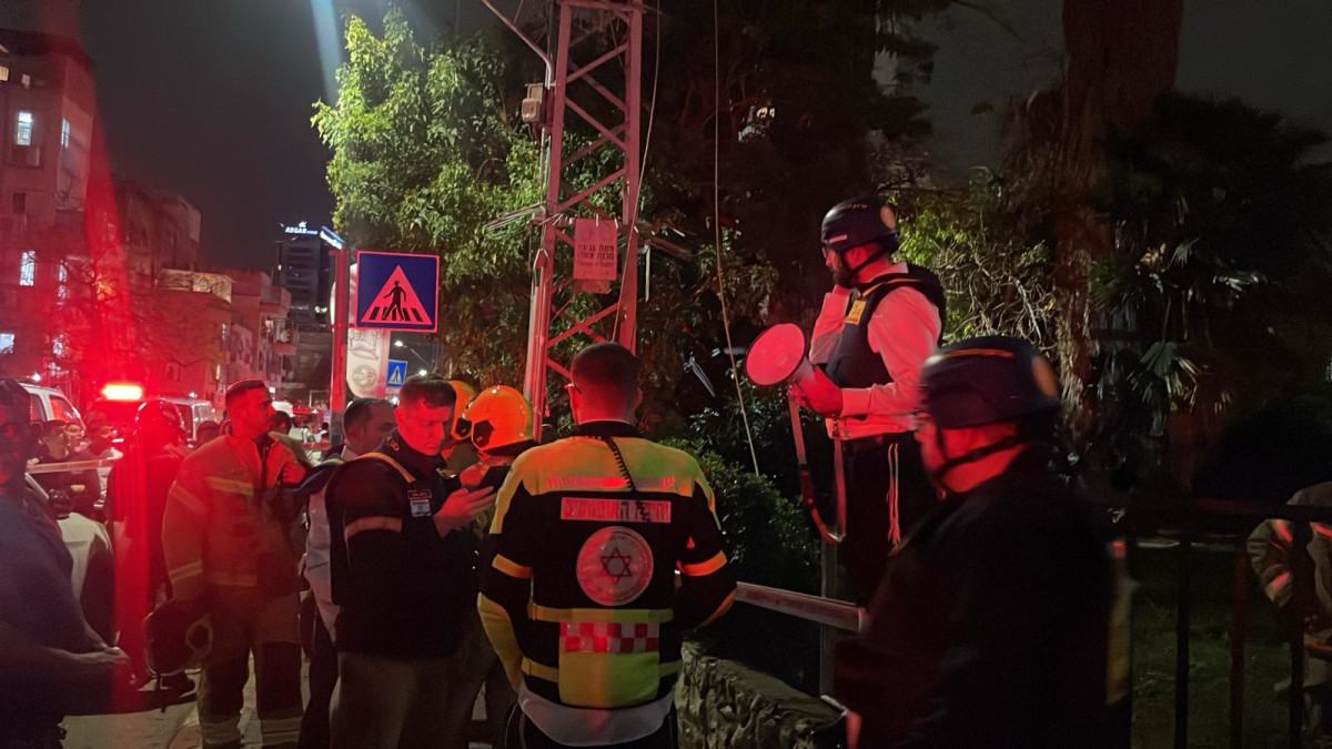 12 זירות נפילת רסיסים בגוש דן, ארבע פצועים בבני ברק; פגיעה במבנה בשפרעם