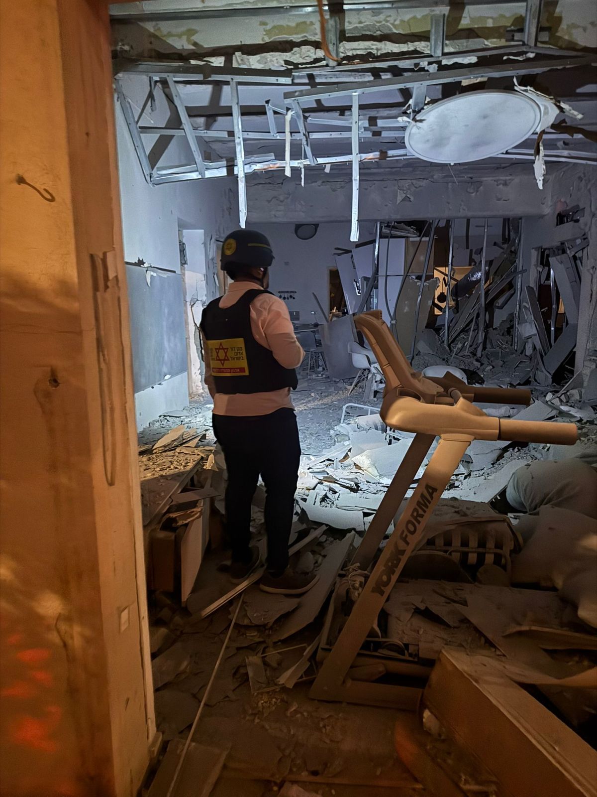 טיל מתפצל מאיראן גרם נזק ב-5 זירות במרכז; טראמפ מאיים על טהרן: הגשרים ותחנות הכוח הבאים בתור