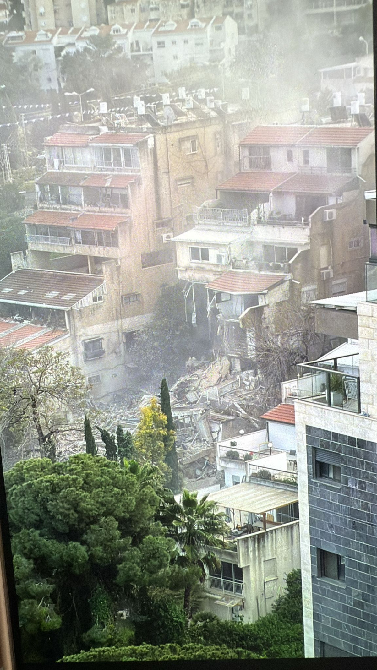 פגיעה קשה במבנה בחיפה: בן 82 חולץ מבית ההריסות, חשש ללכודים נוספים