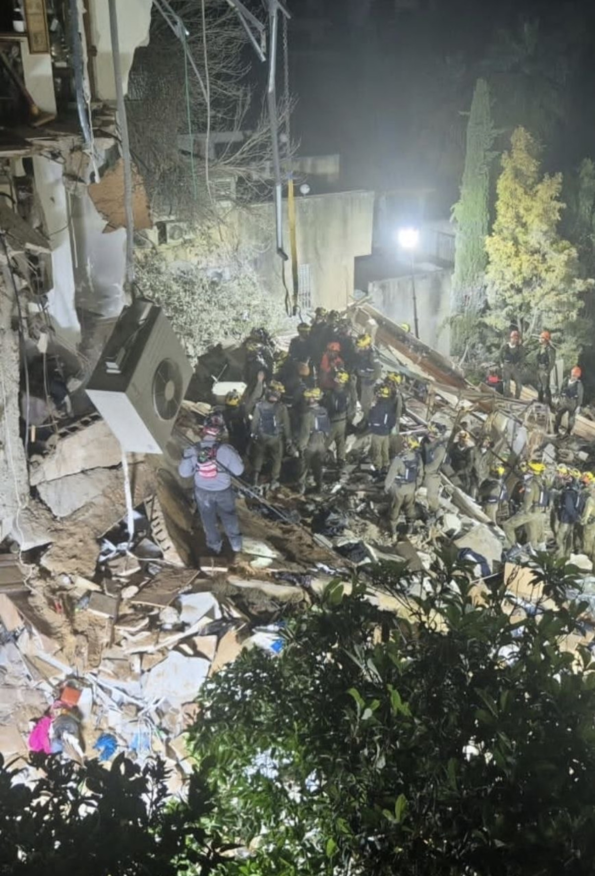 אסון כבד בחיפה: שני לכודים חולצו ללא רוח חיים, שניים נוספים עדיין נעדרים