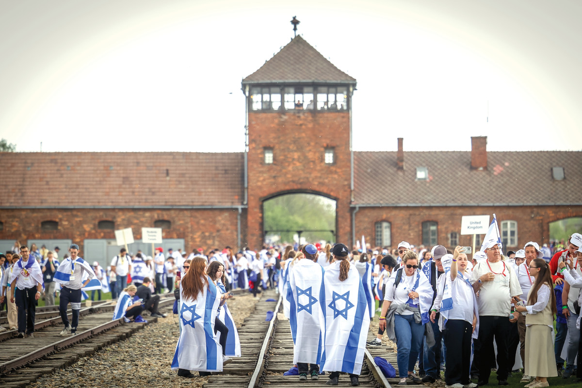 כשהעבר וההווה צועדים יחד על אדמת פולין | שליח מעריב בקרקוב