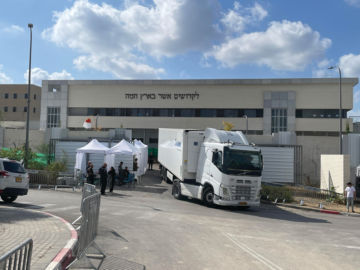 האיש שזיהה חללים ב-7 באוקטובר לפי השיניים כתב ספר: 