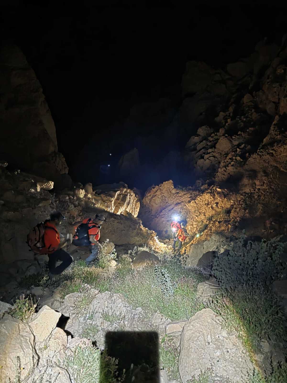 מבצע חילוץ מורכב בנחלי הדרום: 3 גולשי צוקים נתקעו - 6 מטיילים אבדו | צפו