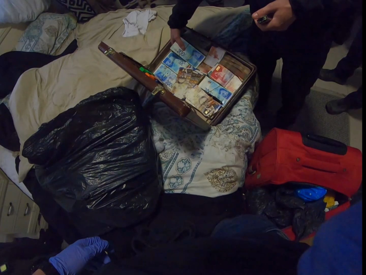 פשיטת ענק ברהט: מזוודת מיליונים נתפסה - שניים נעצרו