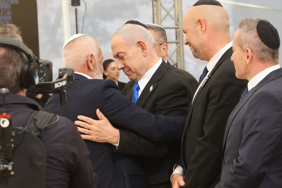 ישראל מרכינה ראש: אירועי יום הזיכרון נפתחים בטקס ביד לבנים | שידור חי