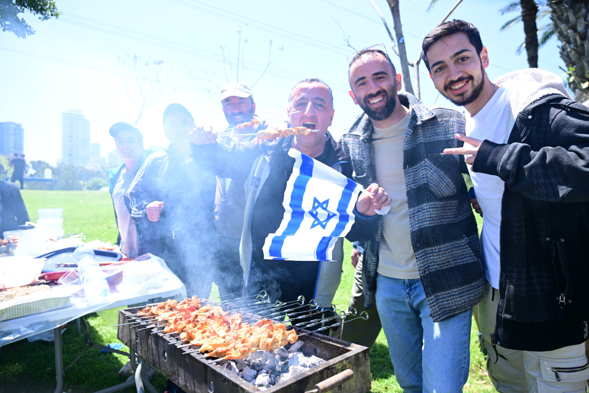 חיבוק והחלפת טלפון: הסיבה שאני כל כך אוהב את הארץ הזאת | אבי בניהו