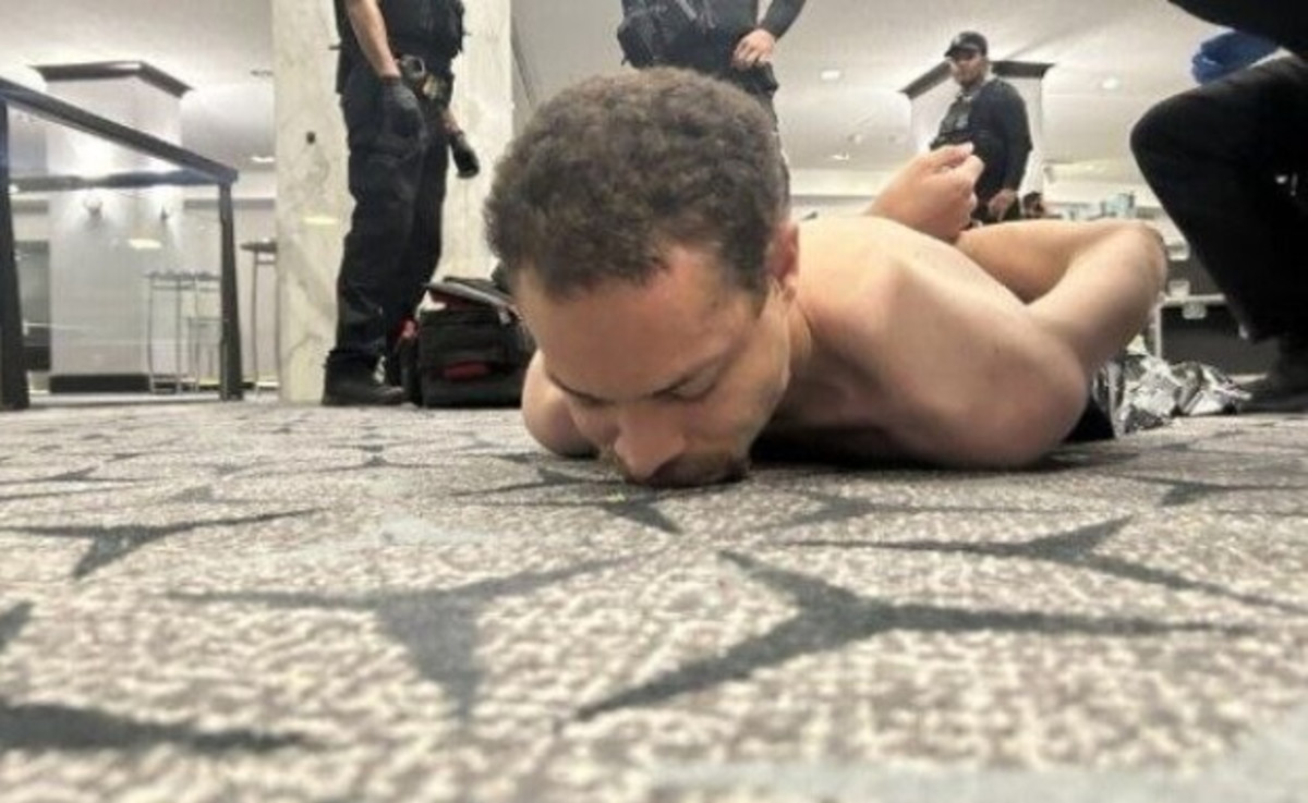 המורה המצטיין ששלף רובה ציד מול טראמפ: מיהו החשוד בירי בוושינגטון?