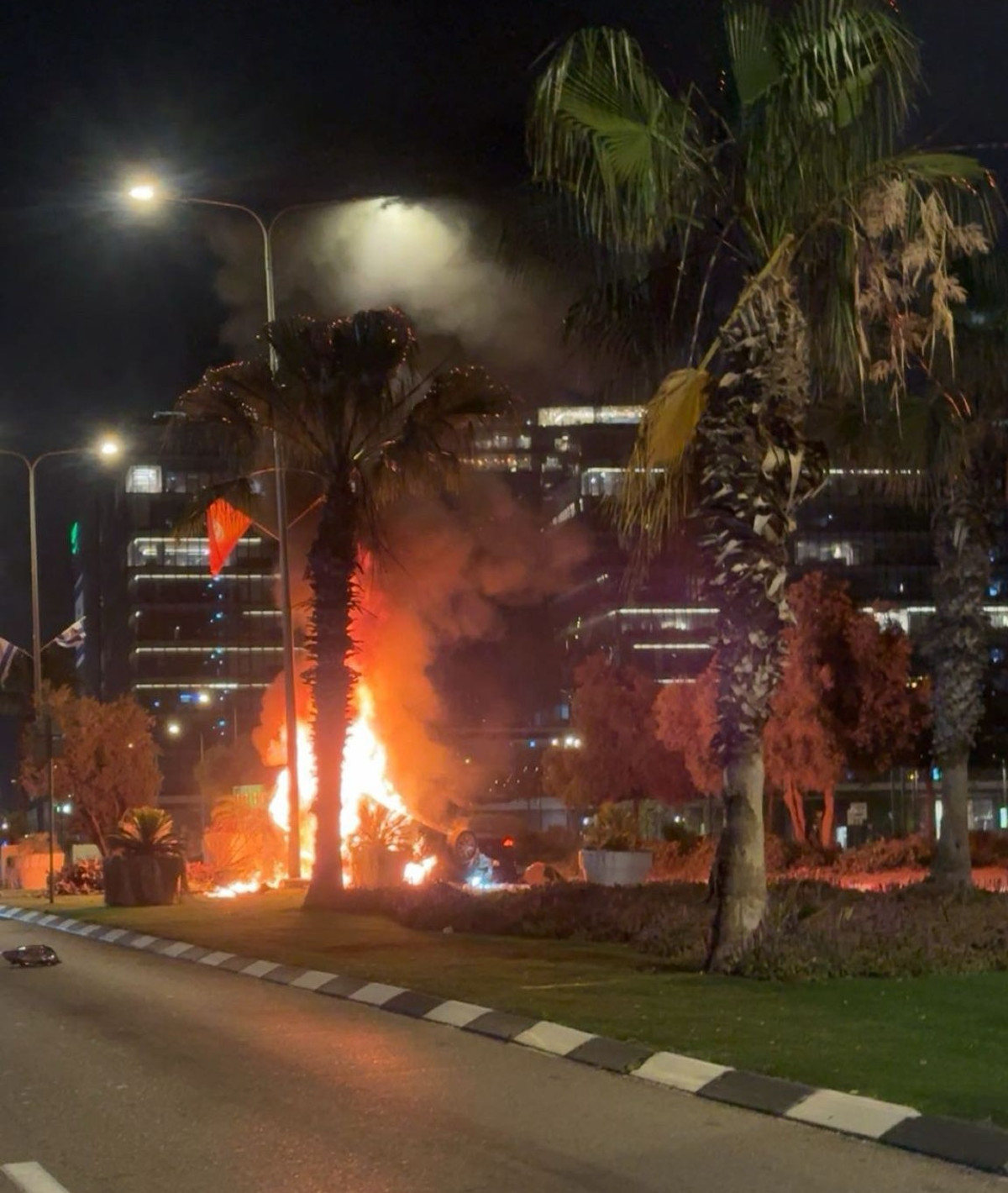 אחד הרכבים עלה באש: שני בני אדם נהרגו בתאונה בראשון לציון, בן 25 נפצע קשה