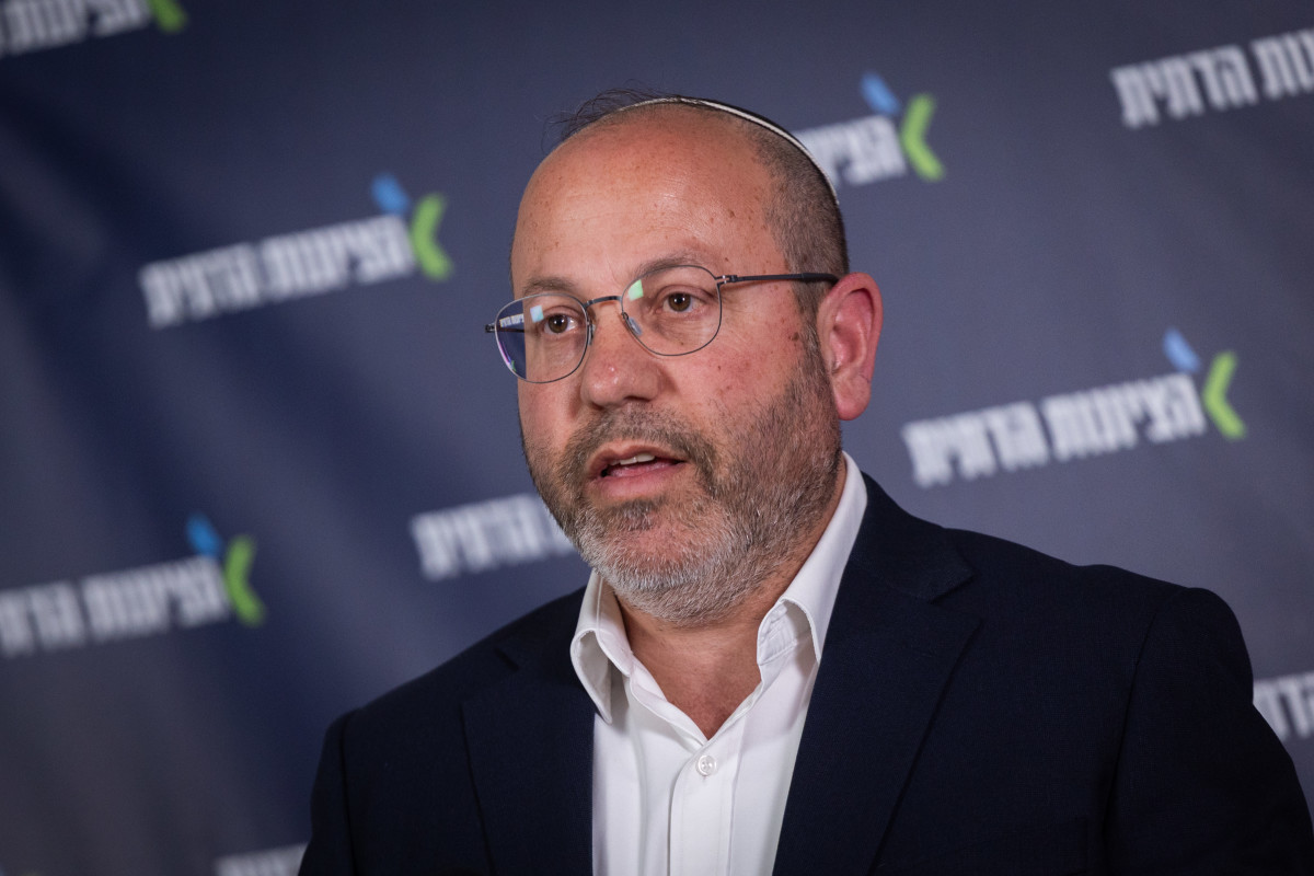 צביקה מור חושף: 