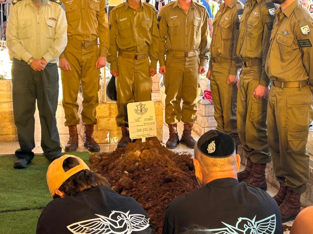אמו של לוחם מגלן אדם צרפתי נפרדת: 