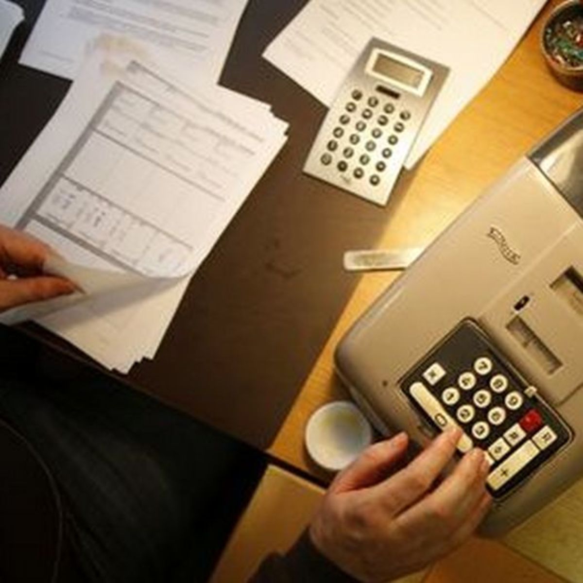 הממשלה חוגגת הטבות שמבטיחות כסף בכיס - עד שהמיסים מכים חזרה