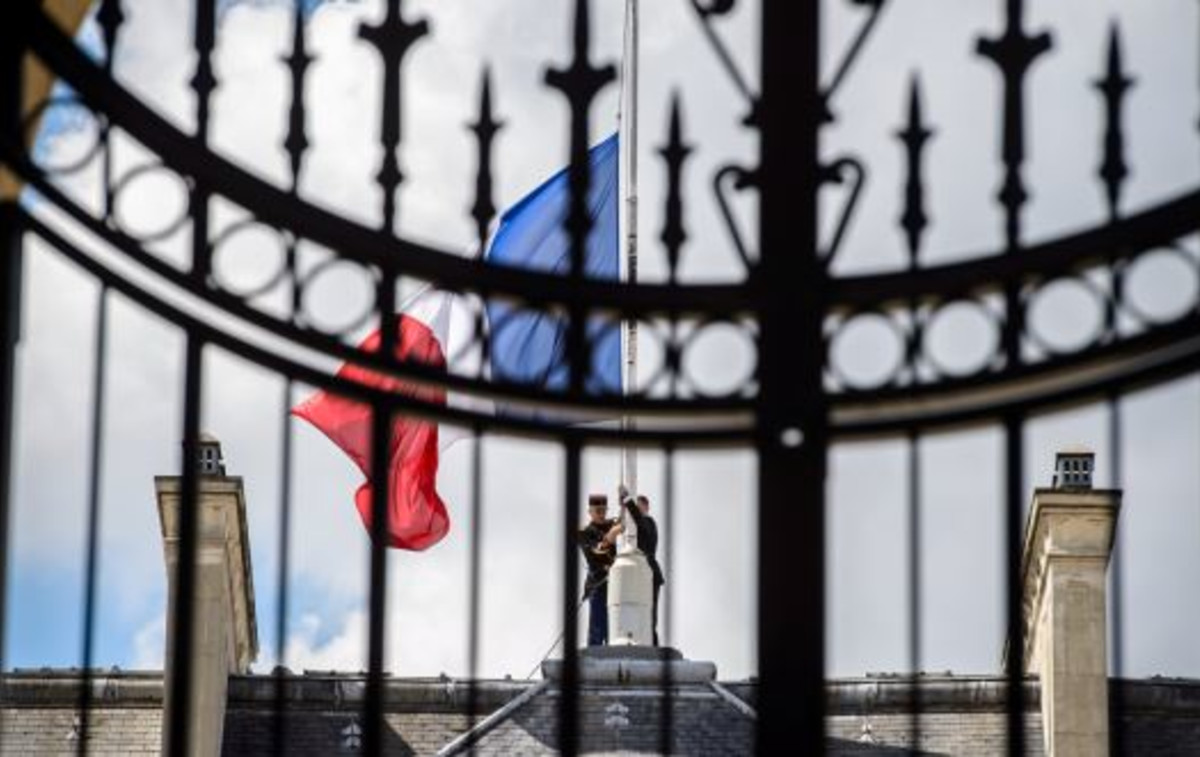 פוליטיקאי צרפתי נידון לארבע שנות מאסר לאחר שסימם חברת פרלמנט