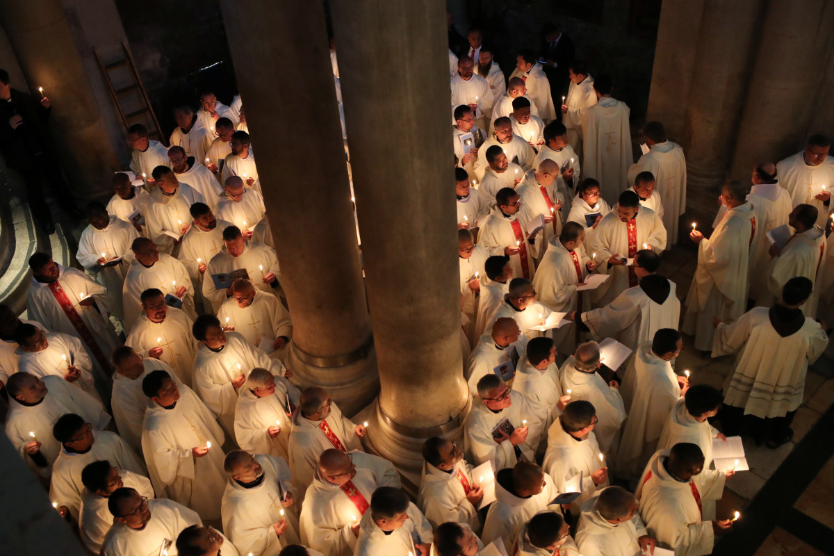 בעוד הכותל והר הבית סגורים - כנסיית הקבר נפתחה לתפילה במתווה מצומצם