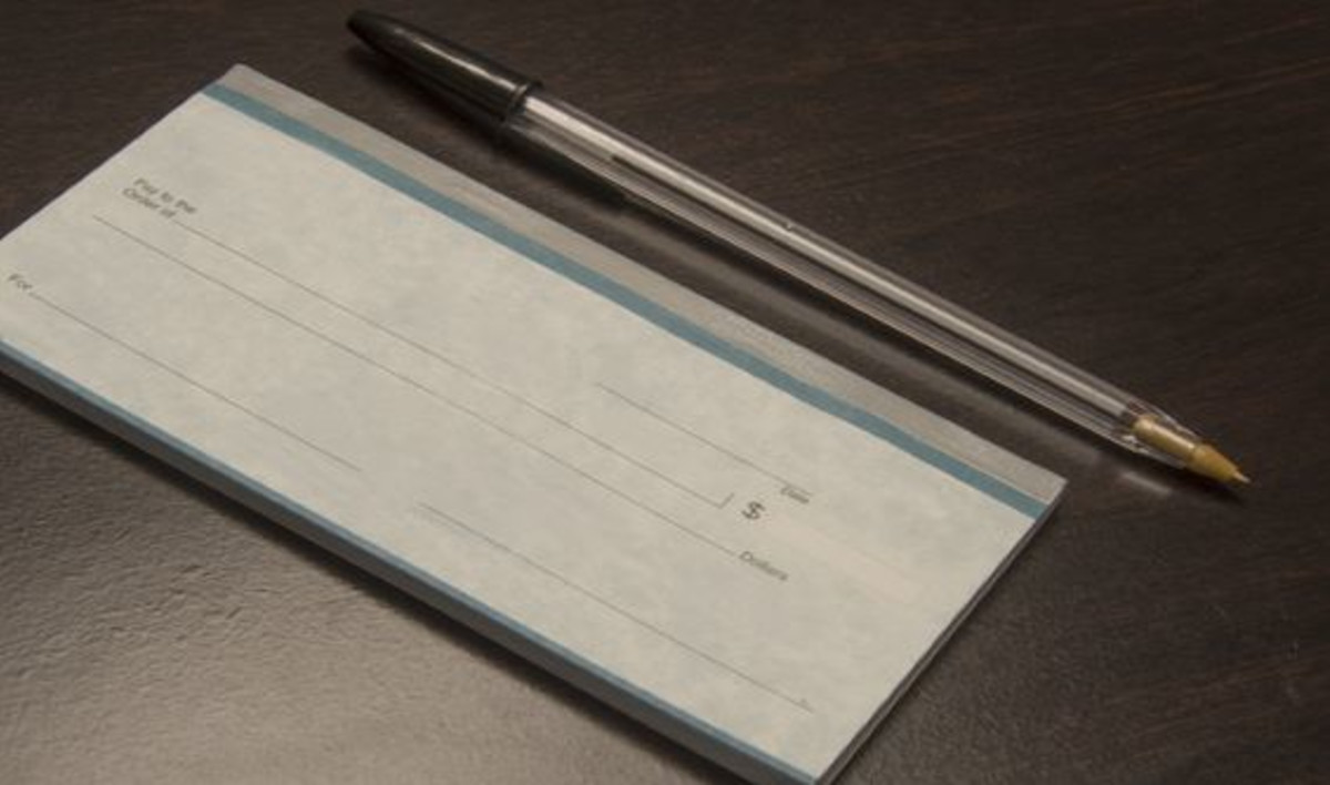 תקנות חדשות: חזר לכם צ'ק בגלל המלחמה עם איראן? השר יריב לוין דאג לכם