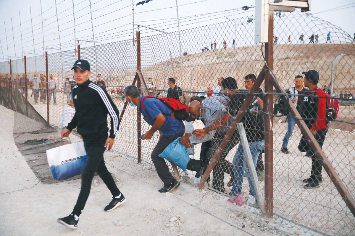 השוטרים עצרו משאית רהיטים סמוך לערד - וגילו 