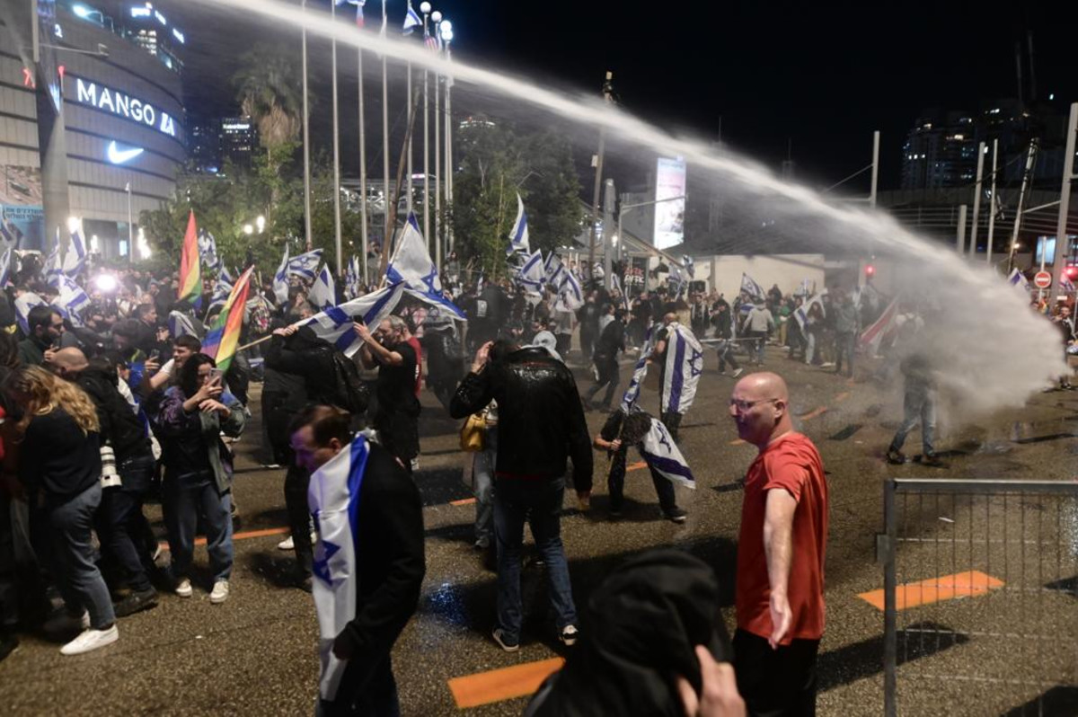 מכתזית בואש הכנסת תאסור שימוש במים המסריחים לפינוי הפגנות | חדשות מעריב