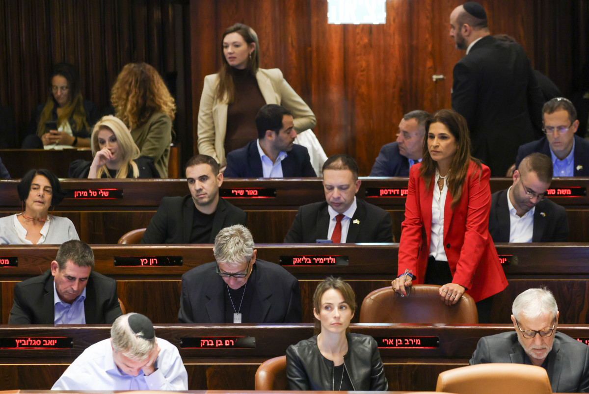 פאניקה של ממש: ב”יש עתיד” כבר סופרים נפגעים מהאיחוד עם בנט | מתי טוכפלד