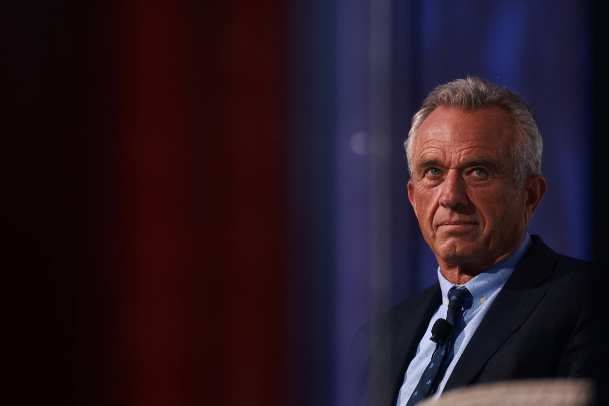 כשהוא בג’ינס בלבד – רוברט קנדי ג’וניור מקדם שתיית חלב מלא | צפו