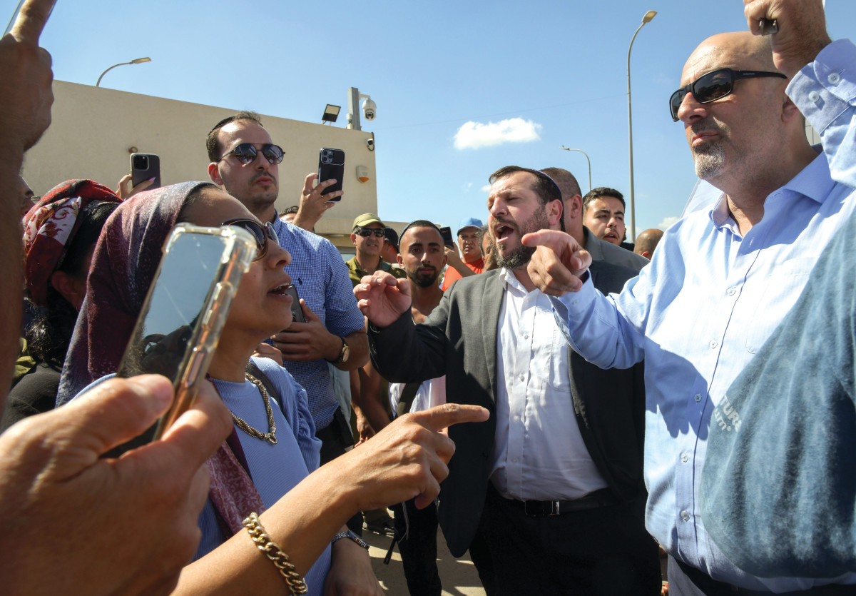 המשטרה וצה"ל חוקרים: גורמים בבסיס שדה תימן סייעו למפגינים לפרוץ?