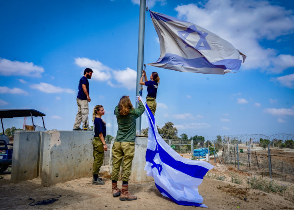 תושבי ניר עם חזרו לקיבוץ: "היינו מגן אנושי, התנהגנו כאישה מוכה" 