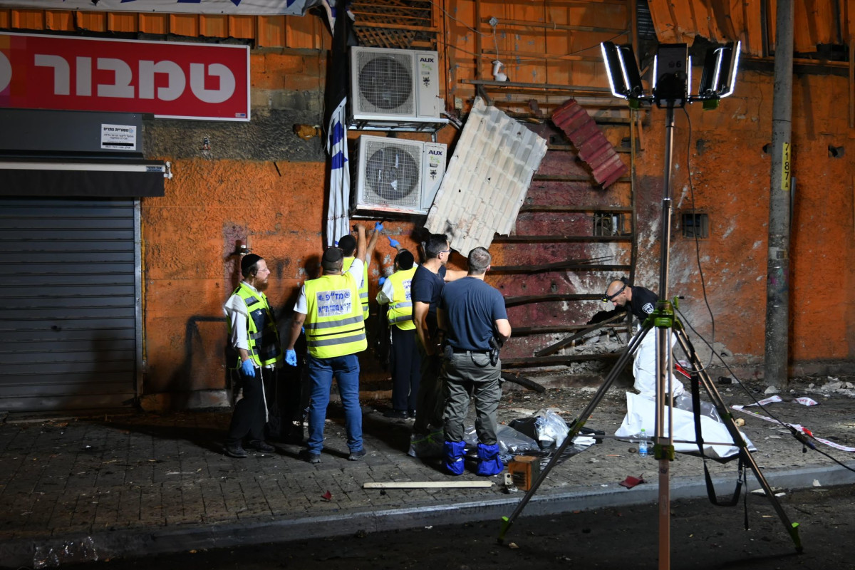 הפיצוץ בת"א: הערכה - המחבל תכנן פיגוע תופת בבלומפילד; חמאס נטל אחריות ואיים