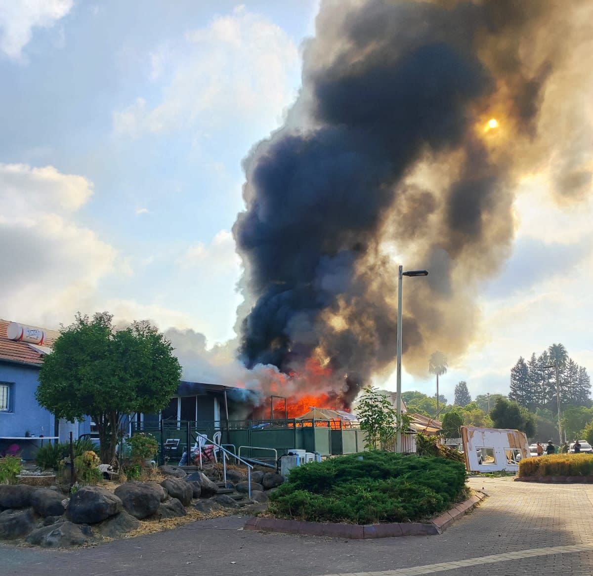 מטח כבד לגולן: מבנים עולים באש כתוצאה מפגיעות ישירות בקצרין, בן 30 נפצע קל