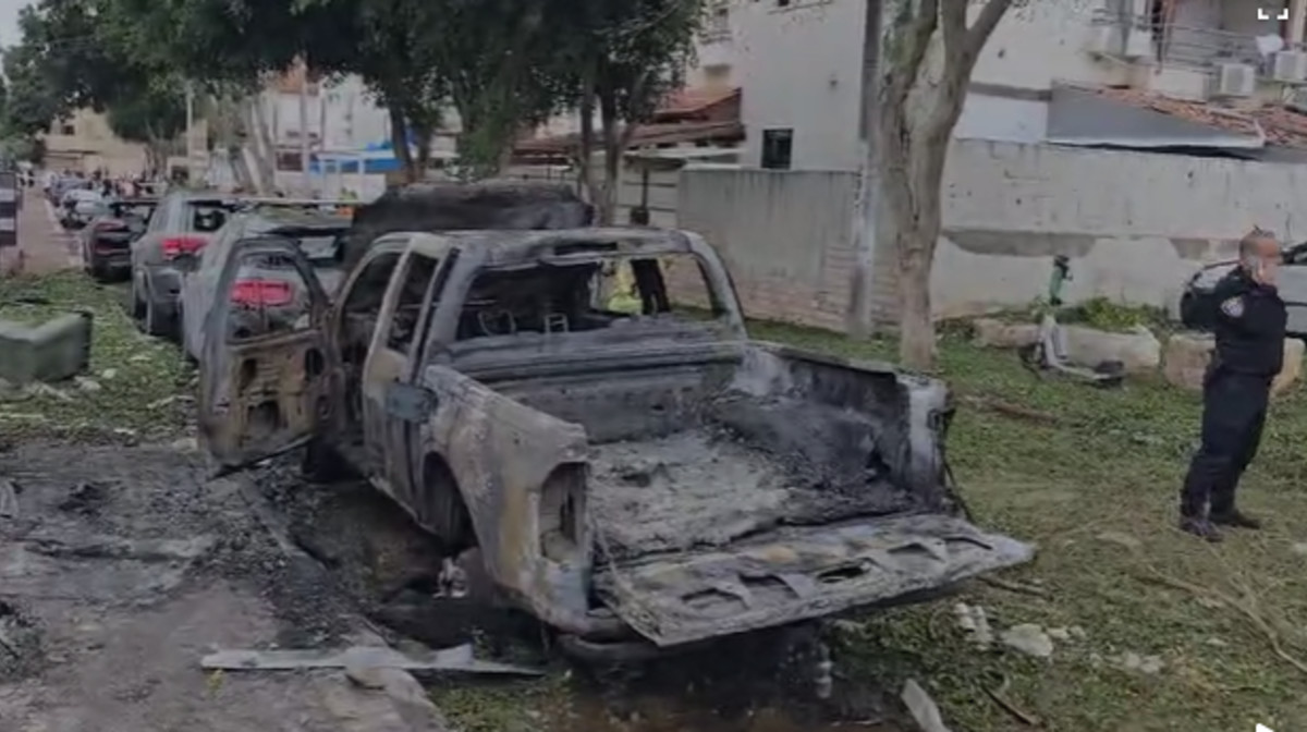 שיירה של רכבים שרופים: נחשף הנזק הגדול בפתח תקווה ונס אחד