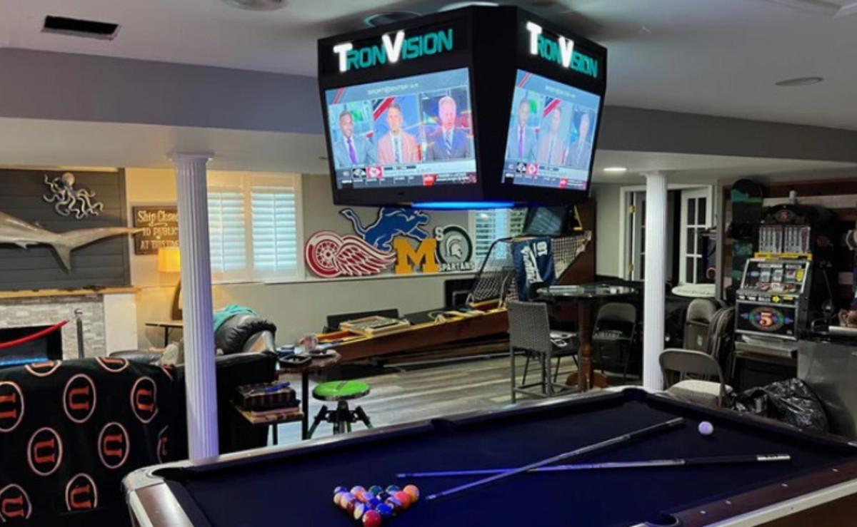 The new American craze: basketball court screens in the bedroom