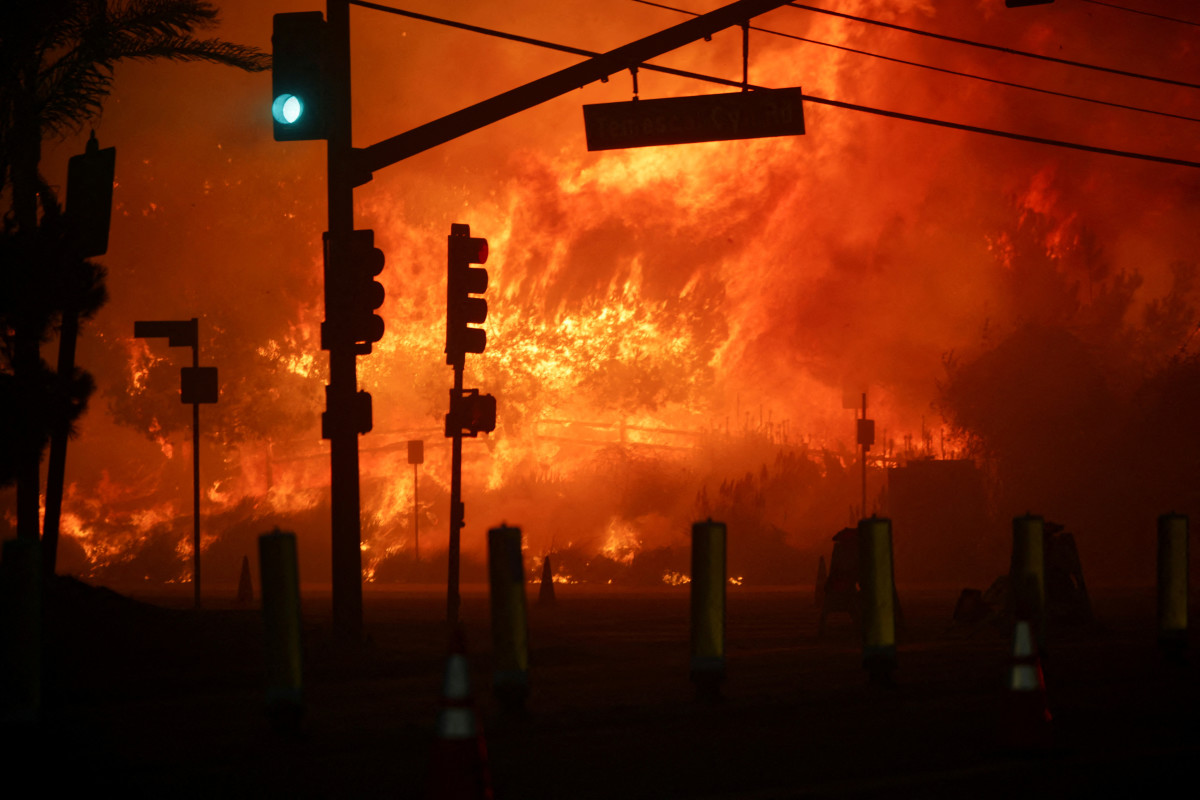 Due to huge fires: tens of thousands were evacuated from their homes in Los Angeles