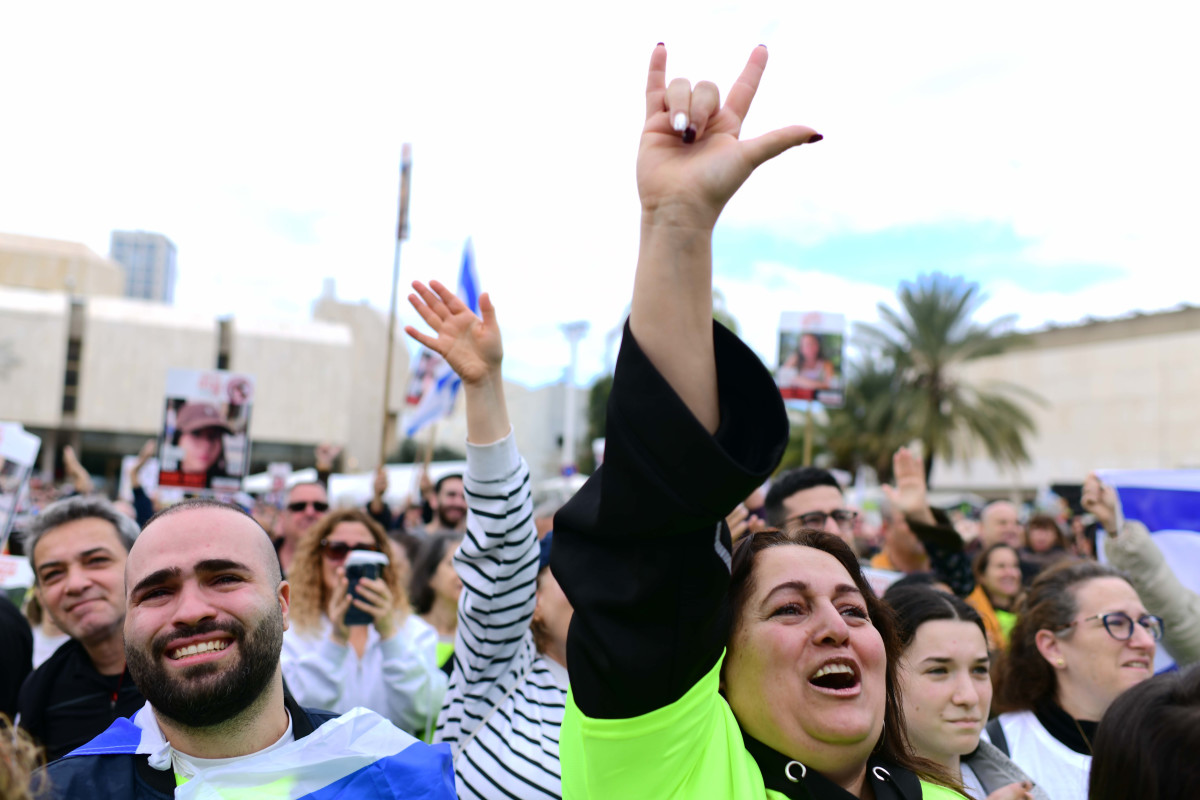 למרות יום העבודה: אזרחים מתאספים וחוגגים בכיכר החטופים