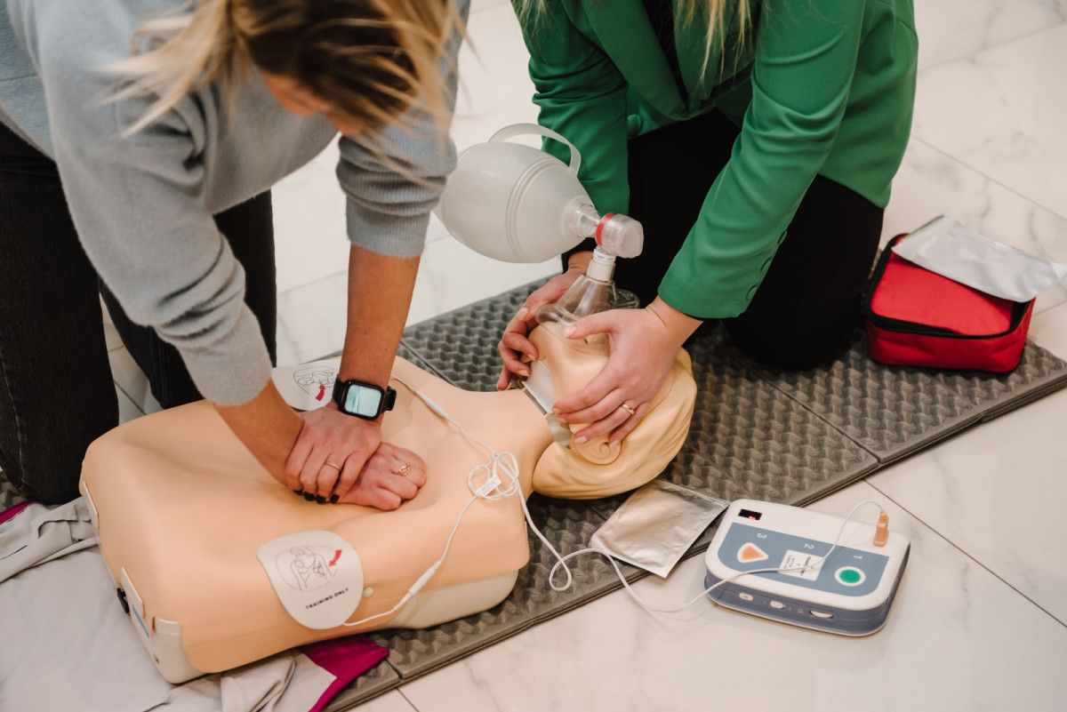 This is how you use a defibrillator in case of cardiac arrest