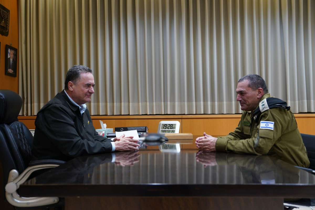 שר הביטחון, המקלדת והמקל | שמואל רוזנר