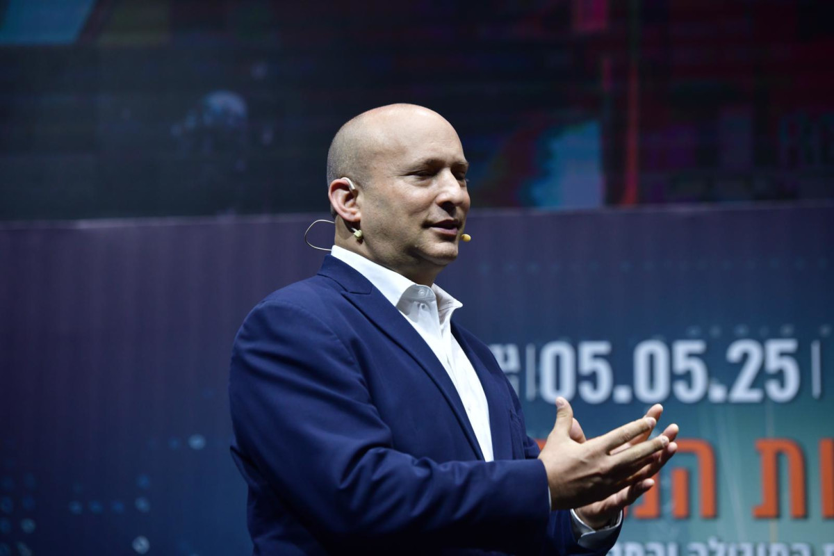 לאחר סערת הטלפון של בנט: כך תמנעו פריצה לסלולרי שלכם