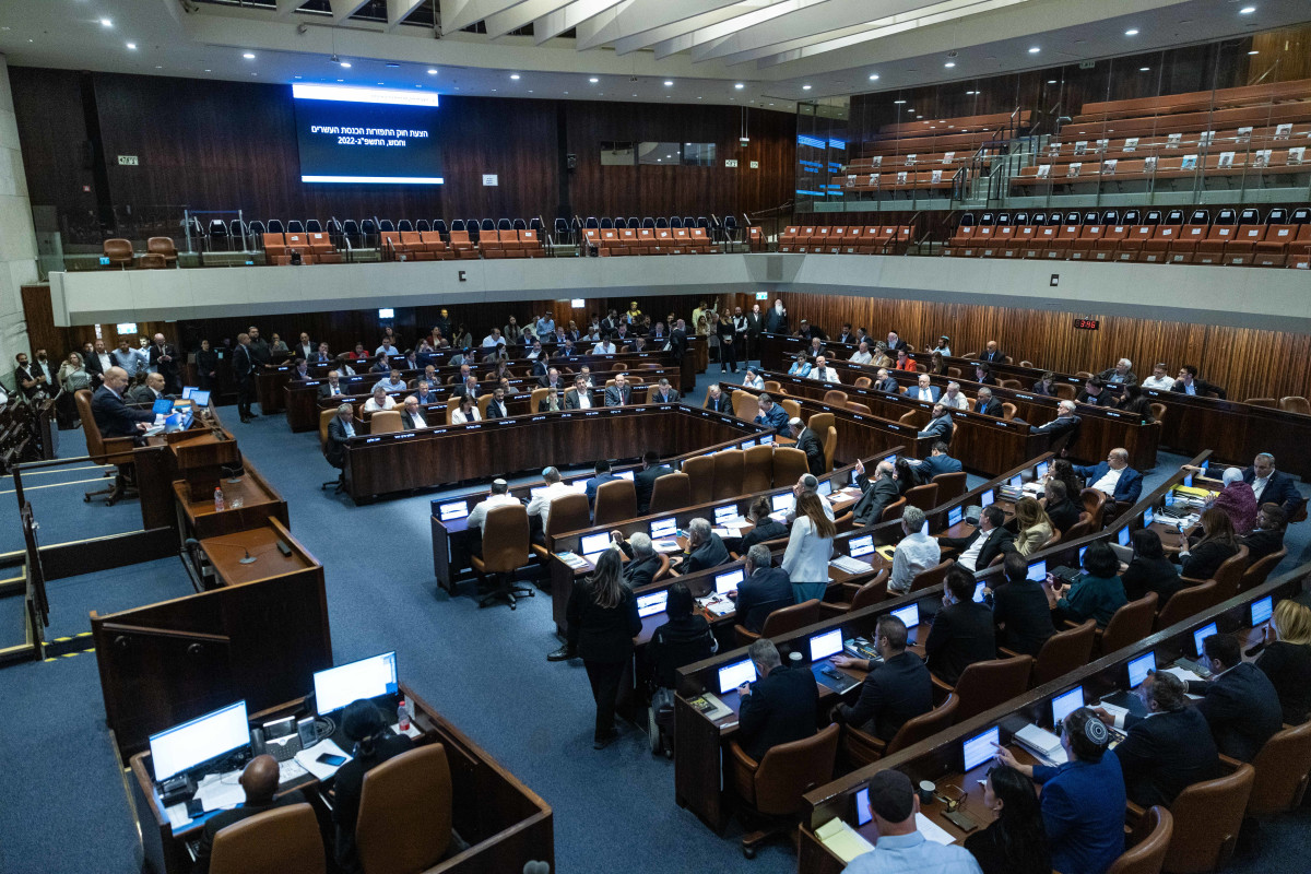 שוחד, מרמה וקרקס מינויים: אוחנה הפך את הכנסת למגרש המשחקים של נתניהו | יהודה שרוני