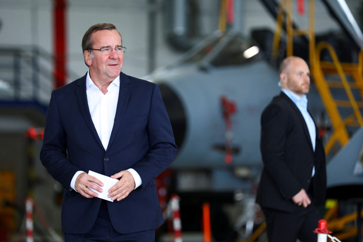 The German defense minister gets into trouble: 900 million euros without a tender and drones that don’t fly