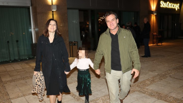 אירוע נדיר: דני קושמרו, בת הזוג והבת - יחד מול המצלמות