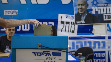 נתניהו מעולם לא נראה חלש יותר - והיריבים שלו עוד עלולים להציל אותו | בן כספית