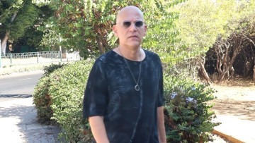 קורע את רחבת הריקודים עם אוזני ארנב: התיעוד הנדיר של גיא פלג