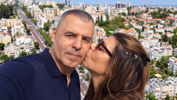 העבר של אשתו של ראש עיריית כפר סבא: "היא הייתה שכונה ממש, הכניסה אותו לתוך ה..."