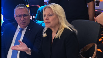 "זה הכל שקר": שרה נתניהו תועדה מאחורי הקלעים באולפן 14 - והרשת גועשת