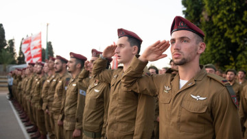 לא רק לצנחנים: צה"ל החליט - מהשבוע כומתות אדומות לג'ובנקים בקריה בתל אביב