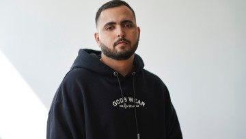 אחיו של הזמר אושר כהן הכה את בת זוגו מול עיניו - האח נעצר 