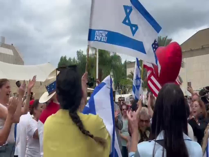 חגיגה בכיכר החטופים